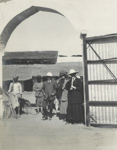 Major Gosling, Judy Smith und Lilah Wingfield rauchen Zuckerrohr auf einer Polizeistation in der Nähe von Fatehpur Sikri, Januar 1912 von Sylvia Brooke